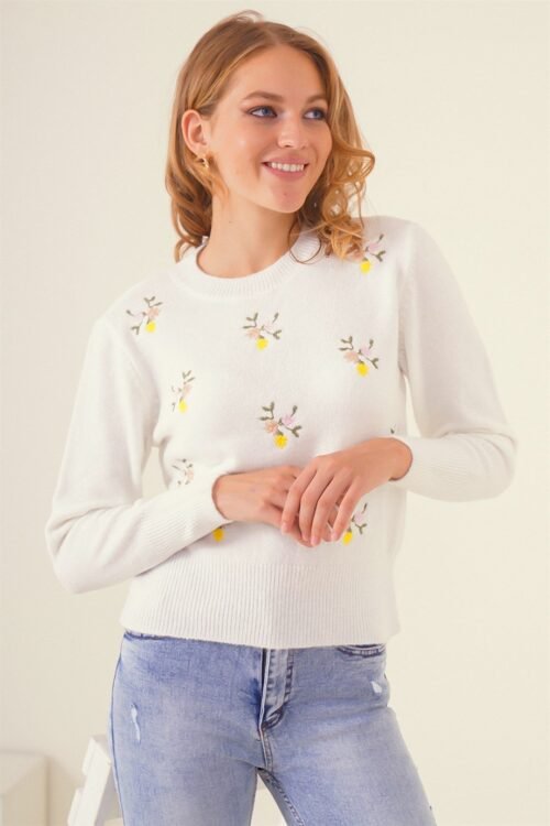 Pull en tricot blanc avec broderie florale